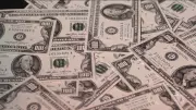 Entenda os fatores que fazem o dólar subir ou cair no Brasil