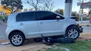 Entregador sem CNH é arremessado após furar sinal vermelho em Patos de Minas
