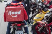 Entregadores de app em SP: rotina de riscos, jornadas longas e baixa renda