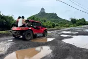 Erosão e lama dificultam circulação em Fernando de Noronha