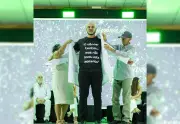 Estudante de medicina emociona ao celebrar formatura com pais que venceram câncer