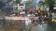 Estudantes da UFRJ paralisam contra comida estragada e cortes em bolsas