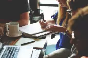 Etarismo no trabalho: o valor das equipes multigeracionais