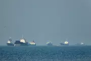 EUA atacam portos iranianos de Qeshm e Bandar Abbas no Estreito de Ormuz