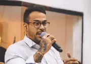 Ex-cantor gospel condenado por golpes de roupas de luxo é preso em Cristalina