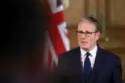 Extrema direita avança em eleições britânicas e Starmer admite derrota dolorosa