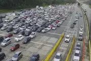 Feriado do Dia do Trabalho: filas e lentidão rumo ao litoral de SP