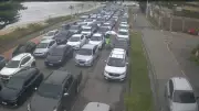 Fila de balsa entre Ilhabela e São Sebastião chega a 3h30 na volta do feriado