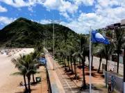 Fiscalização na Praia do Tombo em Guarujá resulta em 18 notificações e apreensão de alimentos