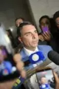 Flávio Bolsonaro convoca reunião com aliados após crise com Daniel Vorcaro