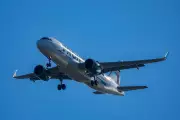 Frontier Airlines atropela pedestre na pista em Denver; voo cancelado