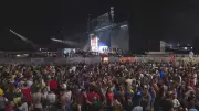 Fãs lotam Copacabana na expectativa da passagem de som de Shakira