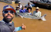 Guia de pesca fisga piraíba de 2,5 metros no Rio Araguaia em Goiás