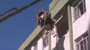 Guindaste inicia retirada de destroços de avião que caiu em prédio em Belo Horizonte