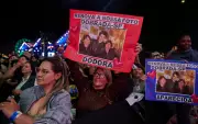 Gusttavo Lima brinca com cartaz de fãs: 'Ainda não tinha funilaria'
