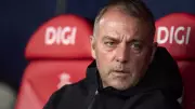 Hansi Flick perde o pai antes do El Clásico, mas segue no comando do Barcelona