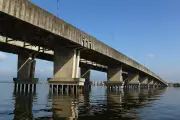Homem cai de ponte após acidente de moto e é resgatado por pescador