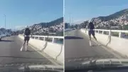 Homem de patins na Segunda Ponte, ES, é flagrado por motoristas