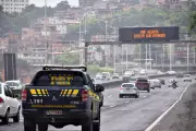 Homem morre em acidente entre moto e caminhão na BR-324, na Bahia
