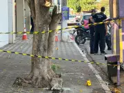 Homem é morto a facadas em praça de Várzea Grande; suspeito é morador de rua
