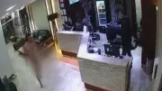 Homem nu agride recepcionistas após ser proibido de fumar em hotel em Campo Grande