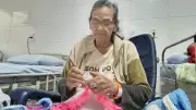Idosa de 82 anos faz crochê durante diálise e doa peças em hospital de Votuporanga