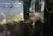 Incêndio destrói casa em Ladário; moradora escapa ilesa