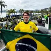 Jair Renan ensaia candidatura a deputado federal e enfrenta desafios em SC