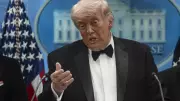 Justiça dos EUA derruba tarifas globais de 10% impostas por Trump