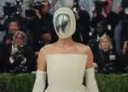 Katy Perry usa máscara metalizada e roupa toda branca no Met Gala 2026