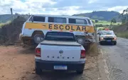 Kombi escolar tomba e fica prensada entre caminhonete e barranco em Andrelândia