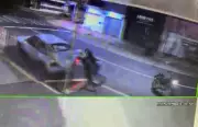 Ladrões empurram carro sem partida após furto em loja de Ribeirão Preto