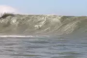 Laje da Jagua: surfistas buscam novo recorde de maior onda do Brasil