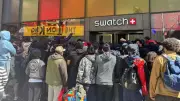 Lançamento do relógio Royal Pop causa tumulto e lojas fecham no mundo