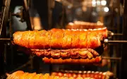 Lavras sedia festival de torresmo com shows de rock e gastronomia variada