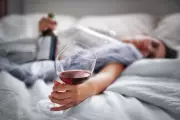 Álcool prejudica qualidade do sono mesmo em baixas doses, aponta estudo