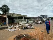 Limpeza de casa de idoso acumulador continua em Rio Branco