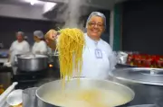 Macarronada gigante: 1 tonelada de massa para 10 mil pessoas em SP
