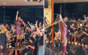Maiara sobe em mesa de bar, canta e vira taça de vinho em Goiânia