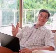 Mateus Solano se muda para apartamento após fim do casamento de 17 anos