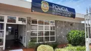 Mãe é presa por abandonar filha de 6 anos com febre e fome em São Manuel