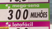 Mega-Sena sorteia R$ 300 milhões no domingo; lotéricas têm filas