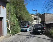 Menina de 10 anos é atropelada por ônibus ao desviar de lixo em Petrópolis