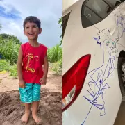 Menino de 3 anos risca carro da família com caneta permanente em AL