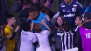 Menino em tratamento contra leucemia realiza sonho e conhece Neymar