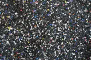 Microplásticos na atmosfera contribuem para aquecimento global, aponta estudo