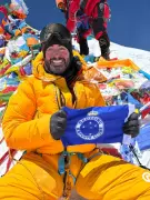 Mineiro de 51 anos participa de fila recorde de 274 alpinistas no Monte Everest