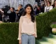 Modelo indiana usa look Chanel 'jeans' de musselina no Met Gala