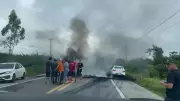 Morte em buraco na BR-402 leva manifestantes a interditar rodovia no MA