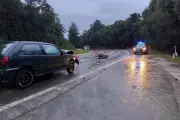 Moto bate de frente contra carro e mata um na Grande Curitiba